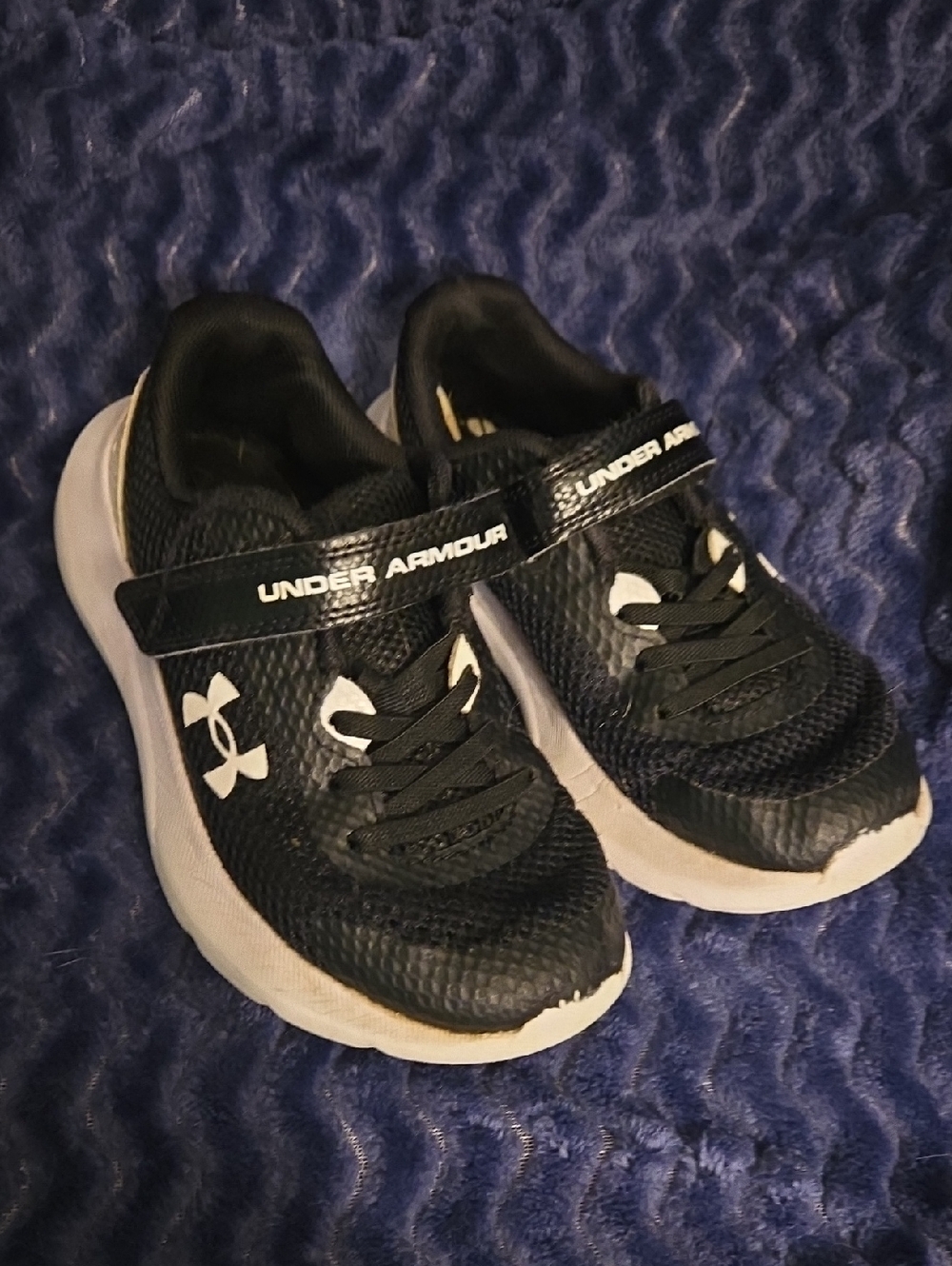 Under Armour size 12K Black and White Kids' Sneakers with Hook-and-Loop Strap